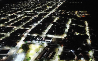 Substituição de luminárias antigas por tecnologia LED garante mais eficiência energética e economia aos municípios tocantinenses.
