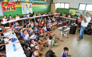 Alunos da Escola Municipal Olavo Bilac assistiram atentos às explicações do palestrante Cícero Ferreira