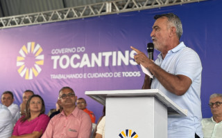 Amélio Cayres durante entrega de reformas em escolas estaduais de Barrolândia.