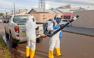 Entre as estratégias de combate ao mosquito Aedes aegypti, o carro fumacê  e a equipe de bloqueio químico estão percorrendo os bairros com maior incidência de casos e notificações. 