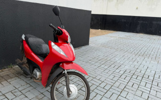 Suspeito foi preso pela Polícia Militar após ameaçar ex-companheira e roubar motocicleta.