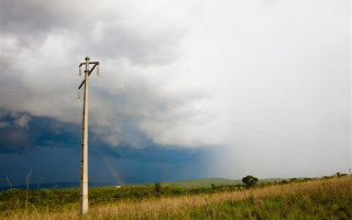 Tratores, colheitadeiras e pulverizadores devem manter distância segura da fiação elétrica. Planejamento prévio das atividades ajuda a evitar acidentes graves em propriedades rurais.