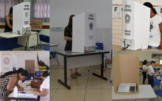 #ParaTodosVerem: Montagem de fotos mostra cabinas da Justiça Eleitoral com urnas eletrônicas instaladas em um local de votação. Eleitoras votam atrás das cabinas enquanto mesários realizam atendimento e conferência de documentos em mesas ao lado.