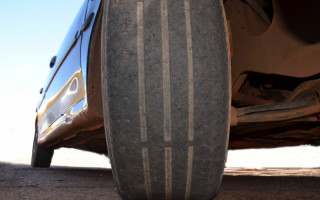  Além de multa e pontos na CNH, os pneus carecas representam um risco à segurança do condutor, passageiros e demais usuários da via, principalmente em pistas molhadas 