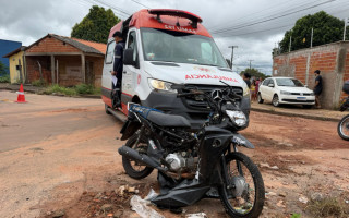 Equipes do SAMU prestaram atendimento às vítimas após colisão entre motocicletas no Setor Itaipu.