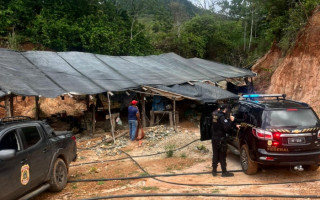 A ação foi desencadeada após indícios que apontaram a existência de exploração minerária clandestina na região.