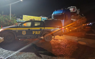 Caminhoneiro é detido pela PRF após manobras perigosas e discussão no trânsito na BR-153.