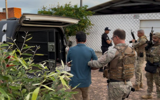 Equipes cumprem mandados de prisão durante a Operação Sinal Vermelho