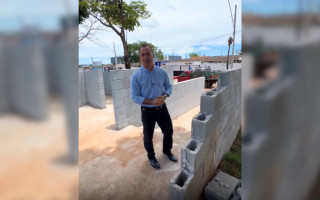 Prefeito aponta riscos à visibilidade e acessibilidade; obra será refeita após notificação da empresa