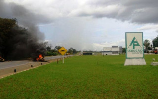 Bloqueio na BR 153 em Fortaleza do Tabocão.