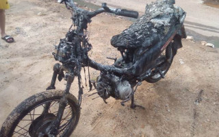 Moto ficou destruída