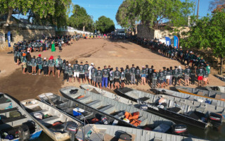 Voluntários do projeto Amigos do Rio com parte dos resíduos recolhidos durante ação de limpeza no Tocantins