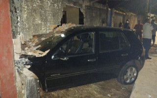 Carro colide contra muros de duas casas no Setor Rodoviário; motorista apresentava sinais de embriaguez e foi preso após teste do bafômetro.