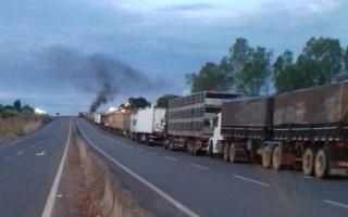 Fila de caminhões na BR 153 em Colinas