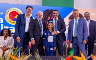 Aluna Maria Angellyna, ao lado do governador Wanderlei Barbosa, do presidente Luiz Inácio Lula da Silva e do ministro Camilo Santana, representando o protagonismo das crianças tocantinenses -
