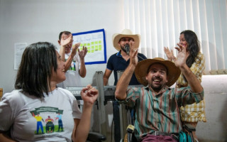  Além das atividades, o Centro-Dia oferece transporte gratuito aos usuários, alimentação, garantindo o acesso e a permanência no espaço com segurança e comodidade.