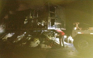 Corpo de Bombeiros combateu incêndio em carreta na BR-153, próximo a Nova Olinda, na noite de sábado 