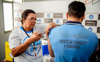 Nesta fase da campanha, os Agentes Comunitários de Saúde (ACS) também receberão a dose na Unidade Básica de Saúde em que está lotado. A ampliação da estratégia prevê ainda o início da vacinação para o público de 15 a 59 anos a partir do mês de abril.