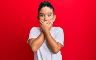 Diante de uma mentira, a reação dos adultos influencia diretamente a frequência do comportamento.