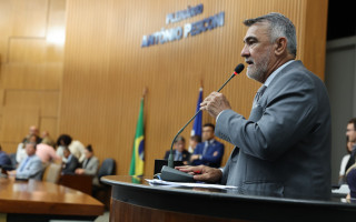 Deputado Amélio Cayres durante discurso na tribuna da Assembleia Legislativa, onde anunciou sua saída do Republicanos 