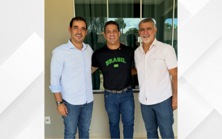 Divino Bethânia Júnior durante ato de filiação ao PSDB, ao lado de Vicentinho Júnior e Amélio Cayres