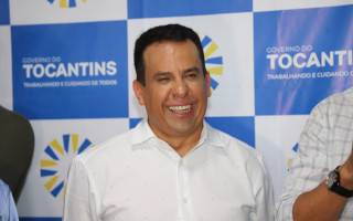 Fábio Vaz durante cerimônia de despedida na Seduc, ao lado do governador Wanderlei Barbosa e da nova secretária Celestina Souza 