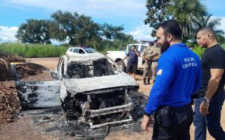 Carro furtado foi encontrado incendiado e completamente destruído em área de chácaras nas proximidades do Setor Lago Sul, em Araguaína