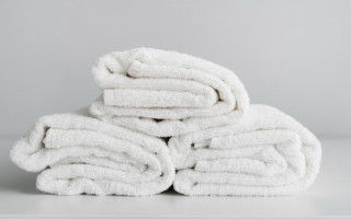 Família com toalhas organizadas por tipo e função: planejamento evita desperdício e garante uniformidade no banheiro (