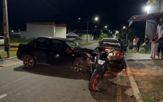 Motorista perdeu o controle e coligiu em veículos estacionados em frente uma adega. 