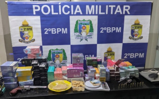 Material apreendido durante a operação da Força Tática em Araguaína, incluindo drogas, armas e vapes 