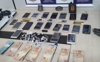 Aparelhos celulares e os R$ 9 mil reais em dinheiro apreendidos na unidade prisional