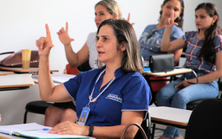 Podem se inscrever maiores de 18 anos, com RG, CPF e comprovante de endereço.