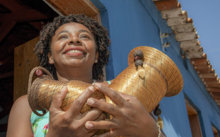 Artesã Maria das Neves, retratada na foto.