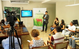 Secretário de Desenvolvimento da Agricultura e da Pecuária, Thiago Dourado, em coletiva.