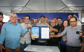 Senadora Professora Dorinha durante assinatura da ordem de serviço para pavimentação da TO-010, ao lado do governador Wanderlei Barbosa e demais autoridades