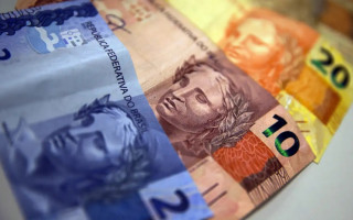  Os 11,9 milhões restantes, que ganham além do mínimo, começam a receber a antecipação do décimo terceiro em 2 de maio.