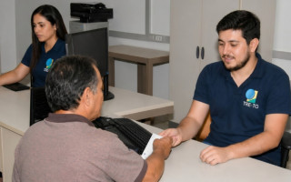 Eleitora solicita atendimento em cartório eleitoral; prazo para regularizar o título e não ficar impedido de votar nas eleições de 2026 termina no dia 6 de maio 