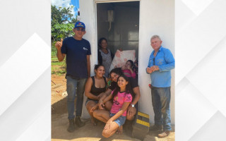 Grupo dos Autônomos de Itacajá durante a construção do banheiro para a família de Maria de Jesus, no povoado Brejão 