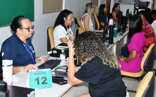 Servidora atende eleitora em cartório da 29ª Zona Eleitoral; movimento tem sido intenso, especialmente de jovens tirando o primeiro título