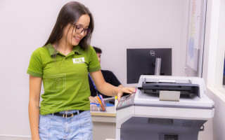 Estudantes durante atividade de estágio; programa IEL conecta jovens ao mercado de trabalho