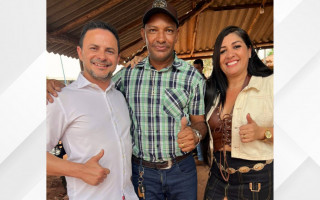 Pré-candidato a deputado estadual Ho-che-min durante a Cavalgada de Angico, ao lado de moradores e lideranças locai