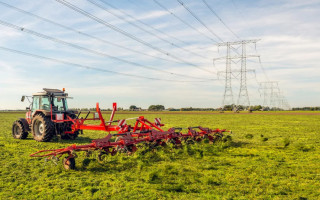 Máquinas agrícolas exigem atenção redobrada ao operar próximas à rede elétrica durante o período da Agrotins.