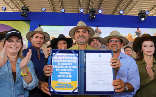 Governador Wanderlei Barbosa assina decretos voltados à rastreabilidade animal e ao Passaporte Equestre durante a abertura oficial da Agrotins 2026, em Palmas