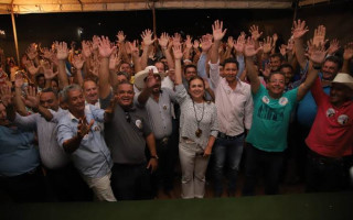 Kátia Abreu na cidade de de Divinópolis, neste domingo (27).