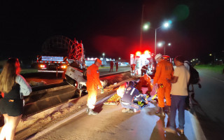 Veículo modelo Chevrolet Corsa capotado no canteiro central da BR-153, em Araguaína
