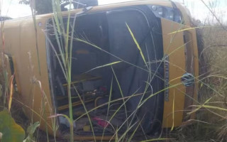 Ônibus escolar da Prefeitura de Paranã tombou na TO-010 durante trajeto com estudantes no sul do Tocantins