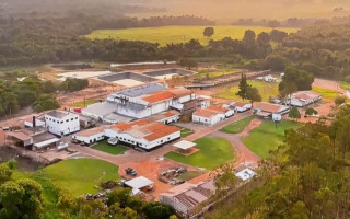 Fachada do Frigorífico LKJ em Araguaína