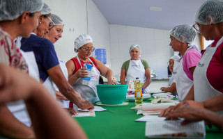 Com carga horária de 16 horas, o curso oferece formação totalmente prática, permitindo que as participantes acompanhem todas as etapas da produção dos alimentos, desde o preparo até a finalização dos produtos.