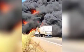 Caminhões pegam fogo após acidente e BR-153 fica interditada no Tocantins
