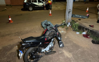 Local onde os dois homens morreram após colidir contra poste na Avenida Castelo Branco, em Araguaína 